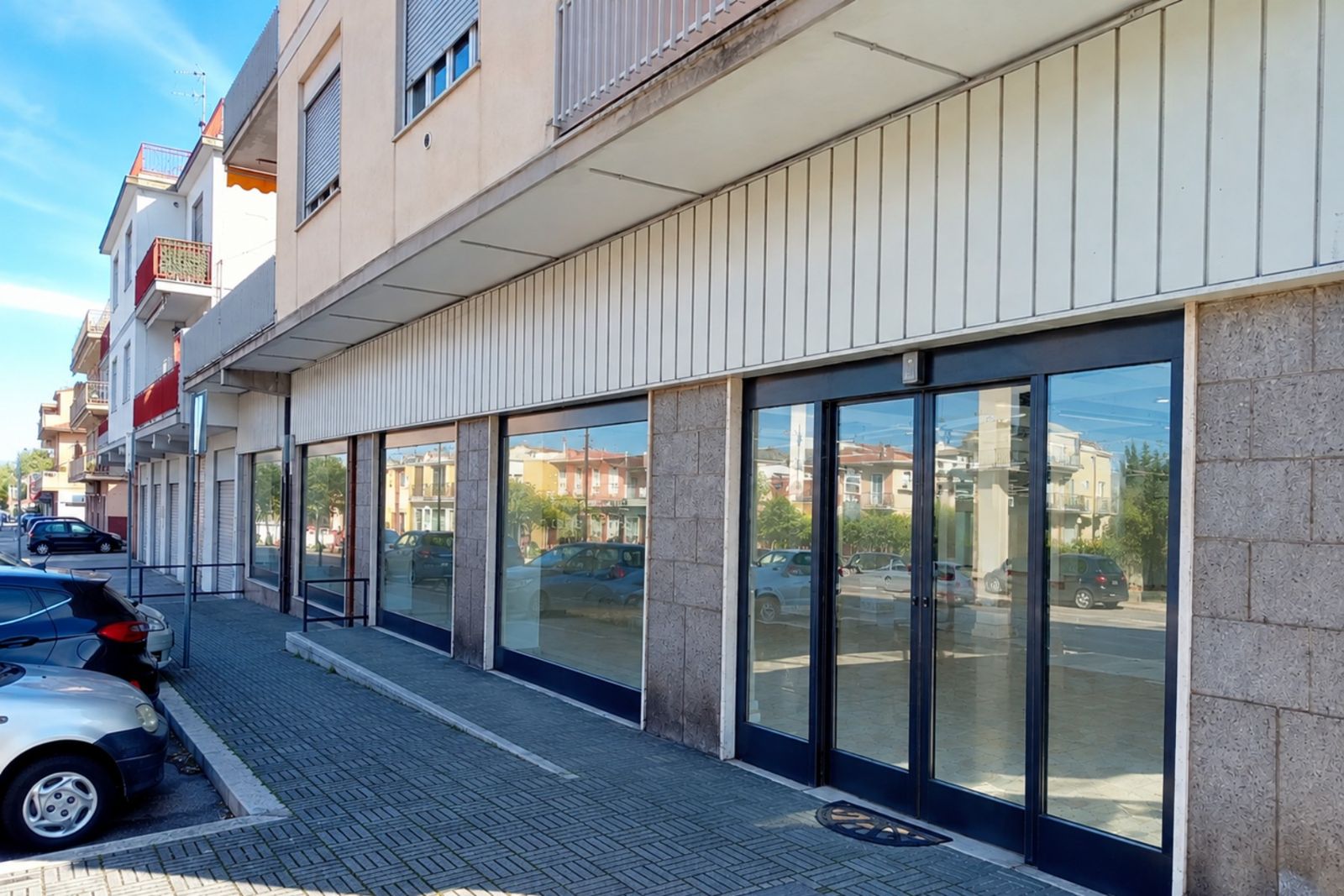 Via Carroceto, da ovest verso est: ingresso a doppia porta vetrata