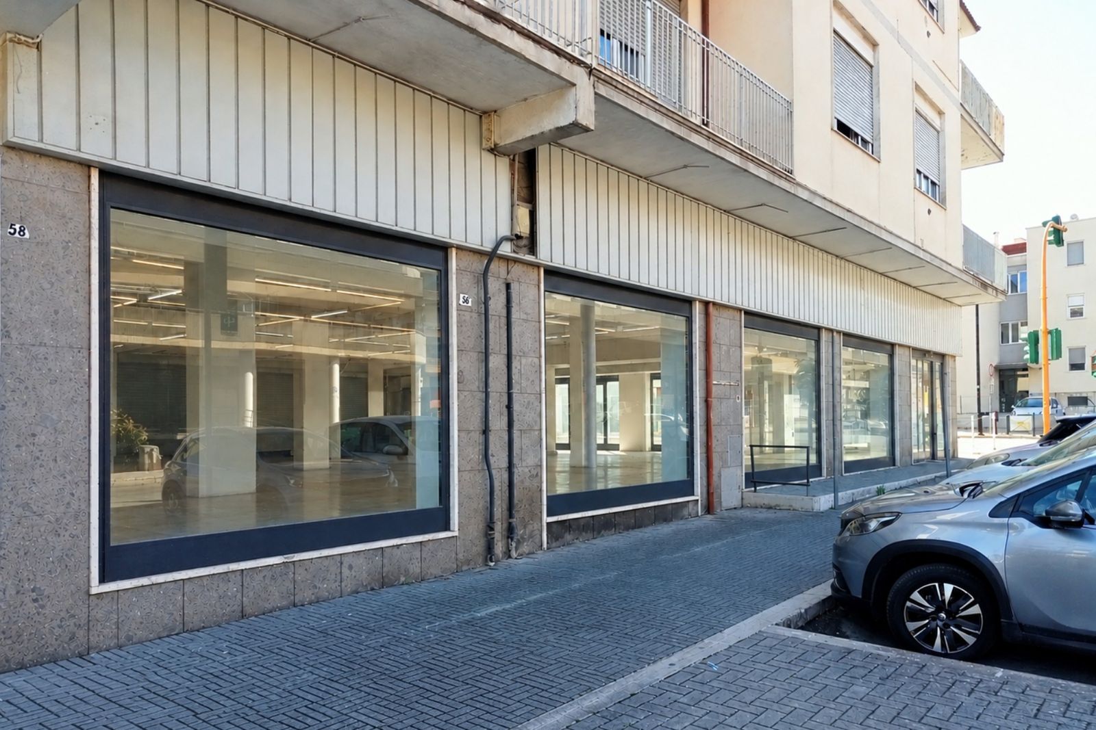 Via Carroceto, da est verso ovest: vetrine continue sul marciapiede